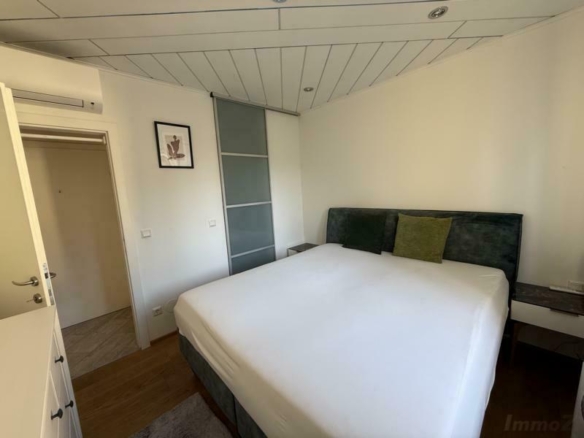 Schlafzimmer mit Schrankraum