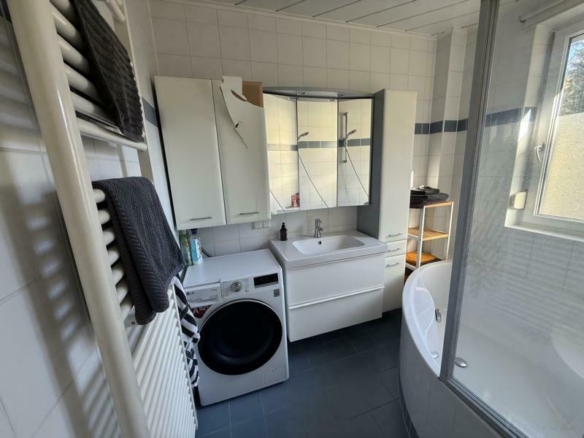 Bad mit Eckwanne und Fenster