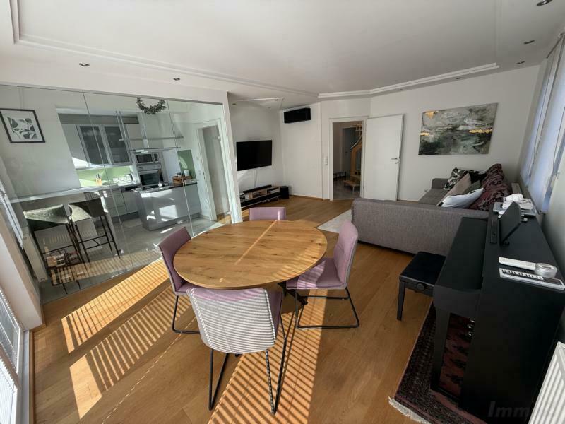 Blick zur Küche - elegante Glaswand