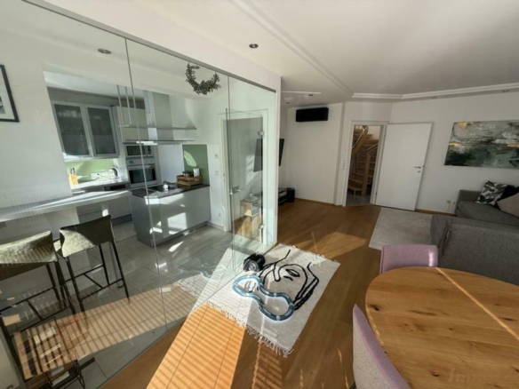 Blick zur Küche - elegante Glaswande