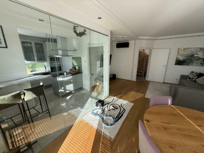 Blick zur Küche - elegante Glaswande