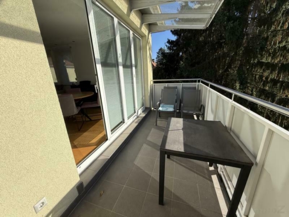 sonniger Balkon - überdacht