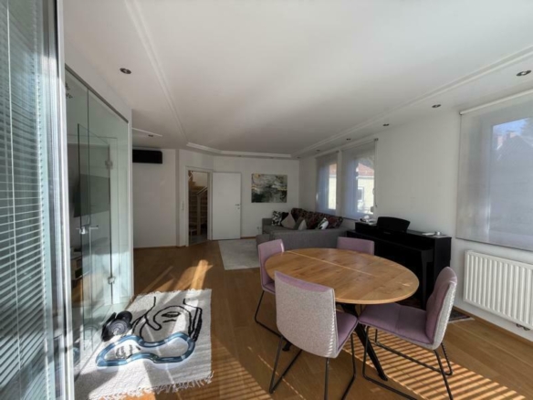 Blick in die Wohnung vom Balkon