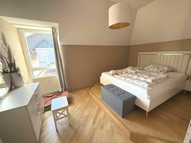 Schlafzimmer mit bodentiefem Fenster