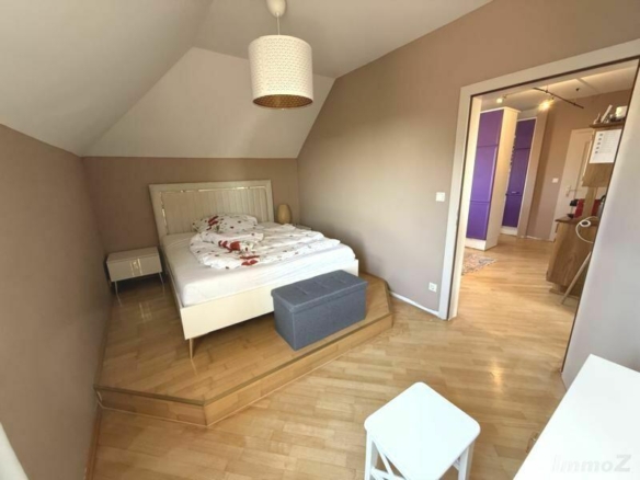 Schlafzimmer mit Podest