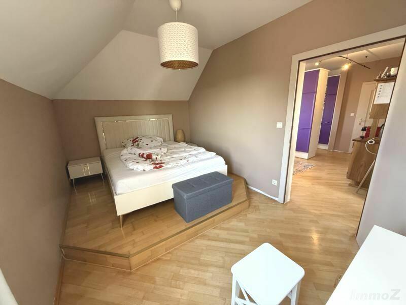 Schlafzimmer mit Podest