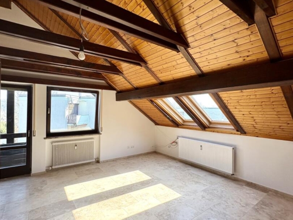 Wohn-Schlafraum mit Ausgang auf den Balkon