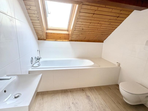 Badezimmer mit Wanne und Dusche