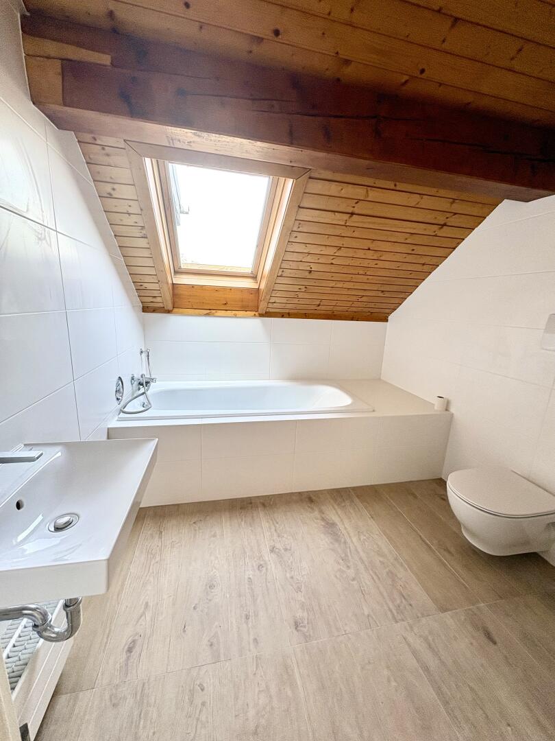 Badezimmer mit Wanne und Dusche