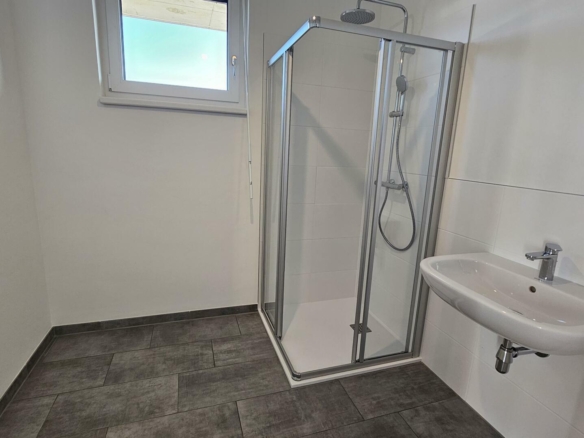 Badezimmer mit Dusche/Fenster/WMA