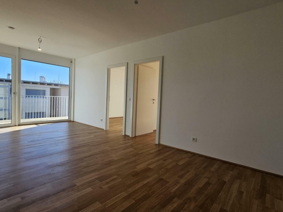 Wohnzimmer mit ca. 10m² Balkon