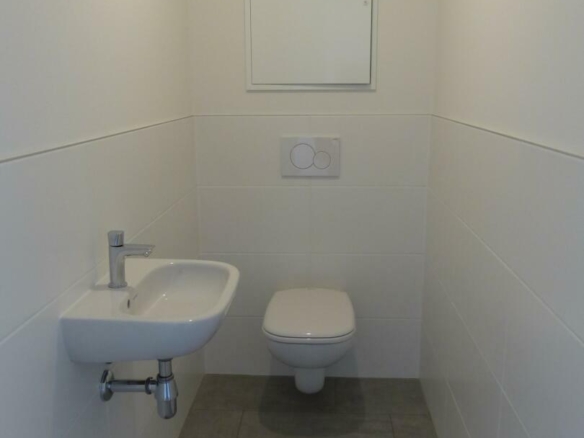 extra WC mit Handwaschbecken