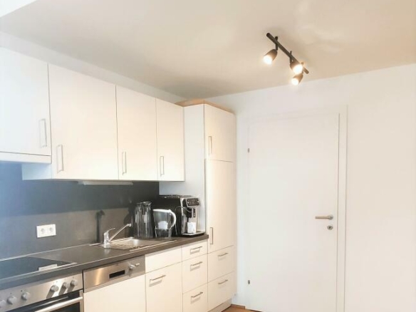 Küche mit Geschirrspüler..