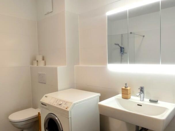 Bad mit WC und Waschmaschinenanschluss