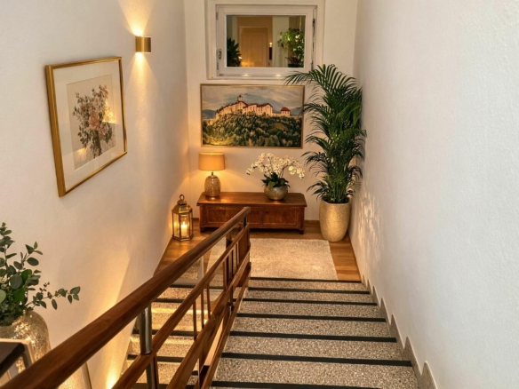 Stiegenaufgang, Deko KI-unterstützt